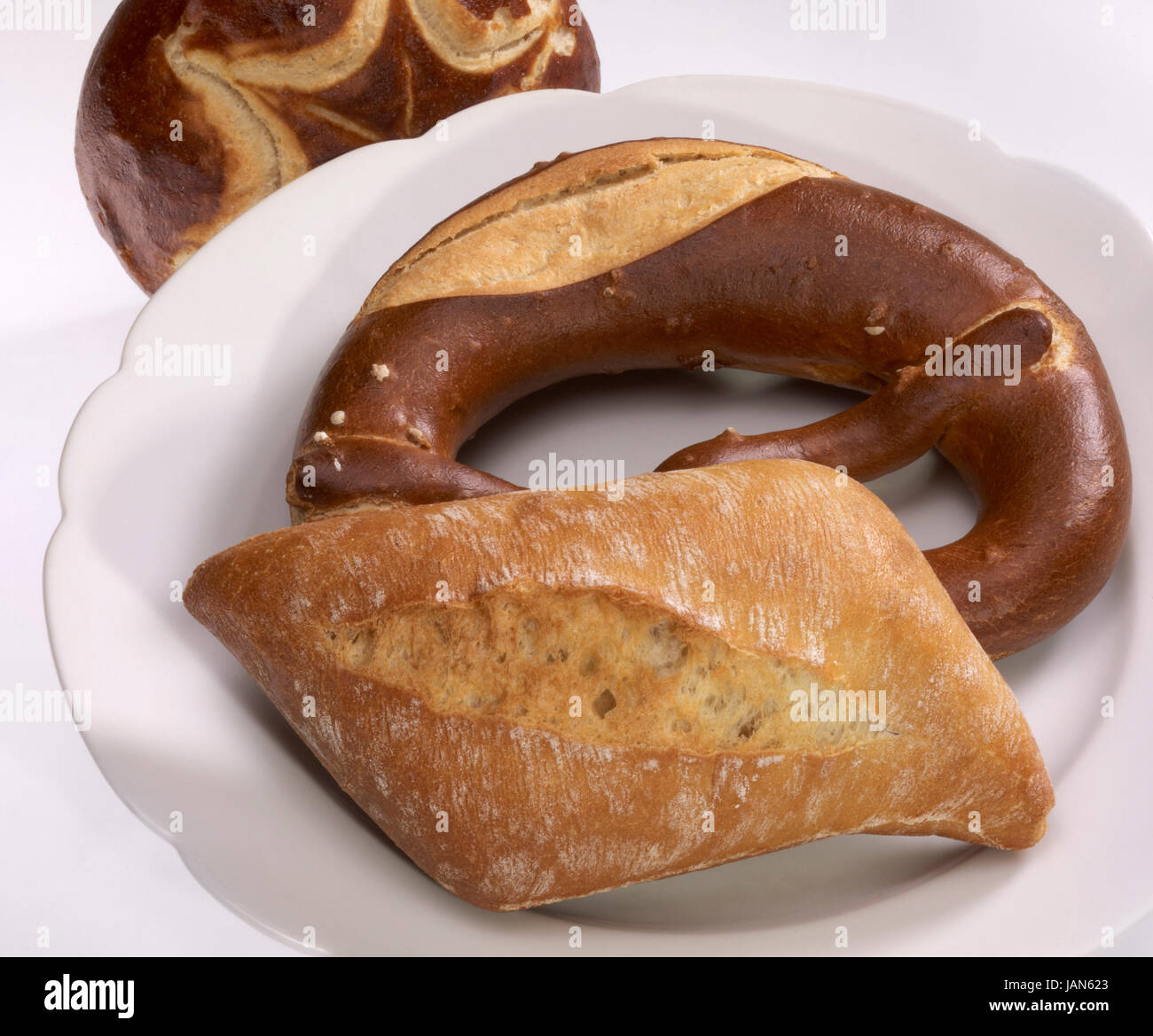 Il tedesco lye panini e pane su una piastra in luce posteriore Foto Stock