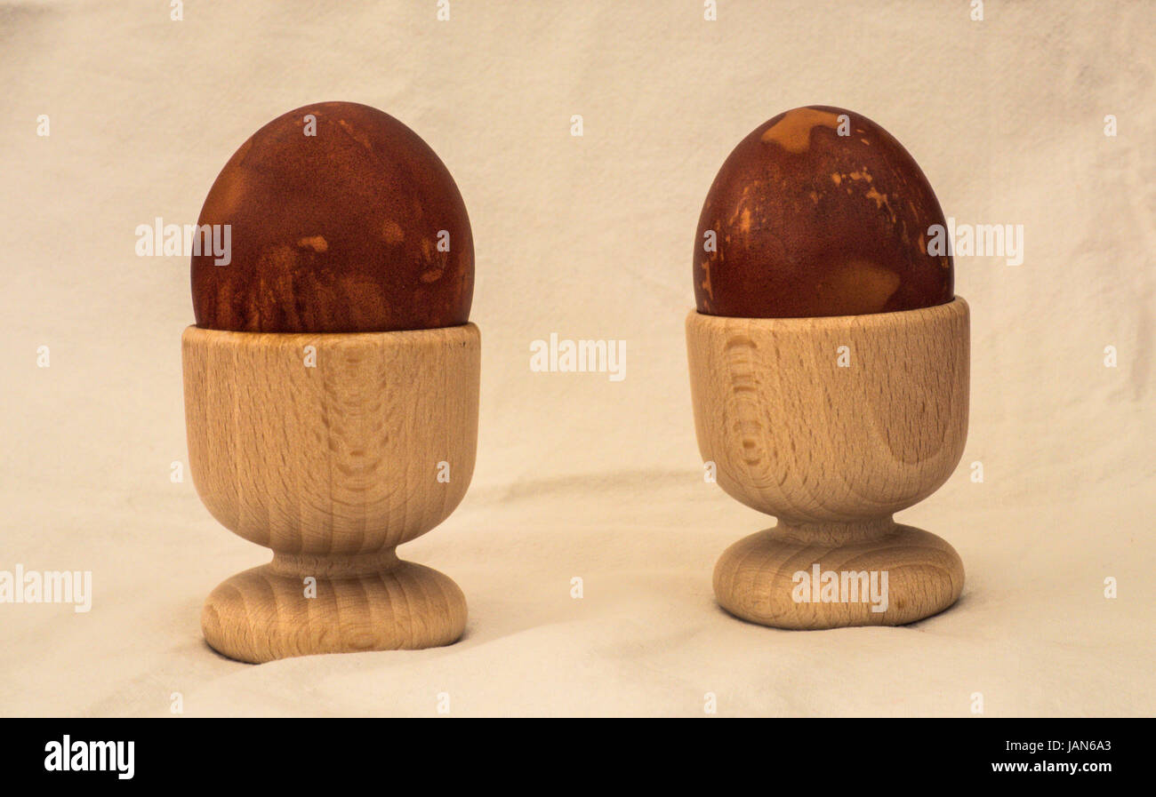 Uova sode con motivo decorativo creato facendo bollire le uova confezionate in onion skin Foto Stock