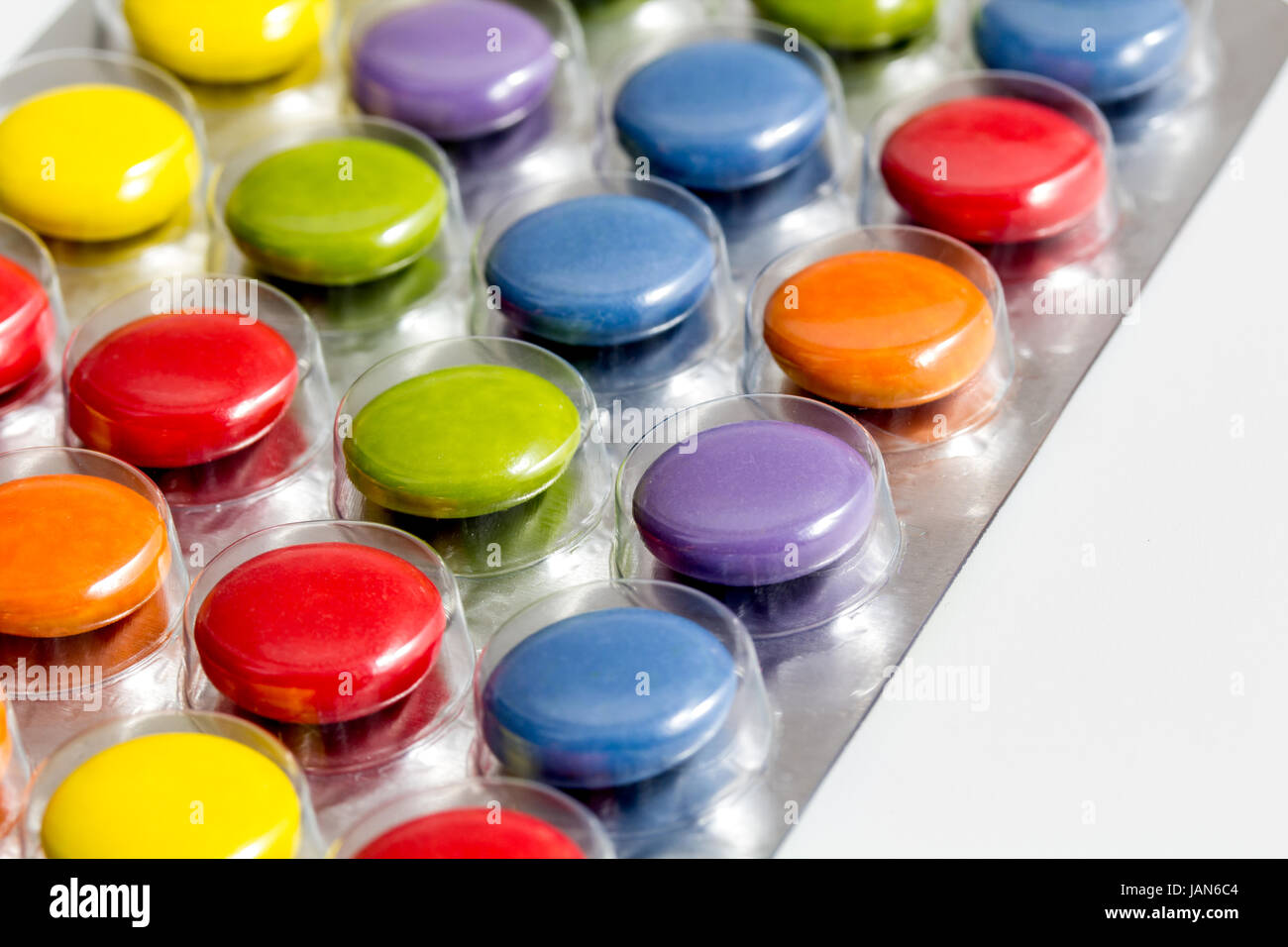 Как называется разноцветные таблетки. Разноцветные таблетки. Разноцветные таблетки название. Разноцветные таблетки для детей. Витамины разноцветные таблетки.