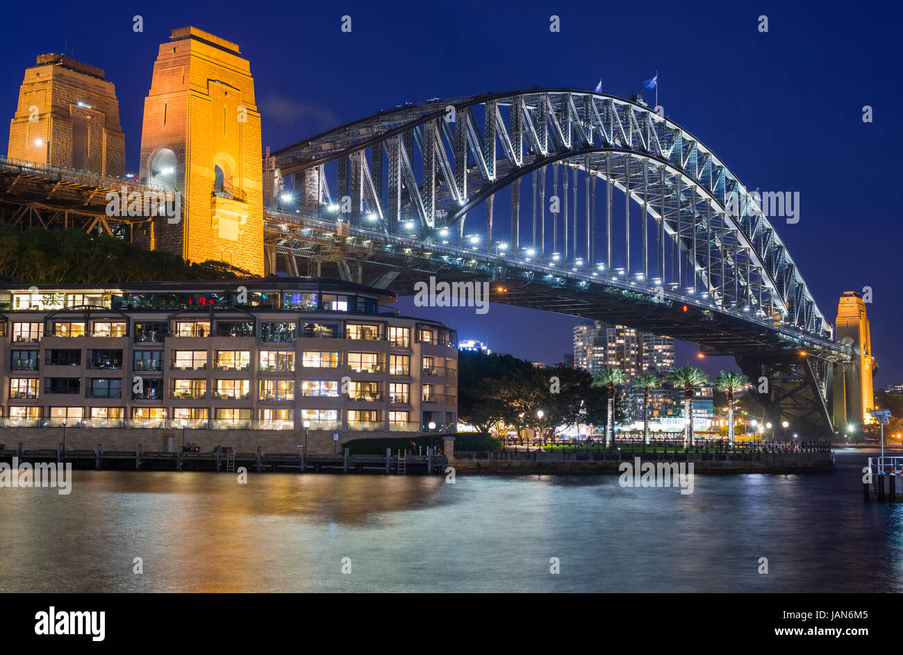 Il Ponte del Porto di Sydney con Hyatt Park Hotel al tramonto. Sydney, NSW, Australia. Foto Stock