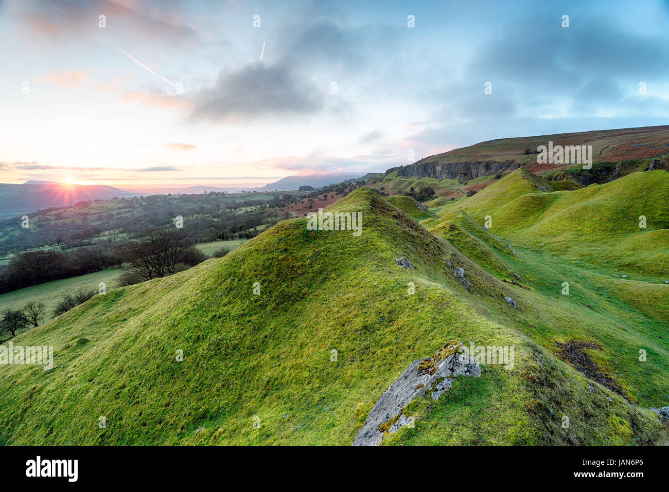 Alba sopra la scarpata Llangattock in Brecon Beacons in Galles Foto Stock