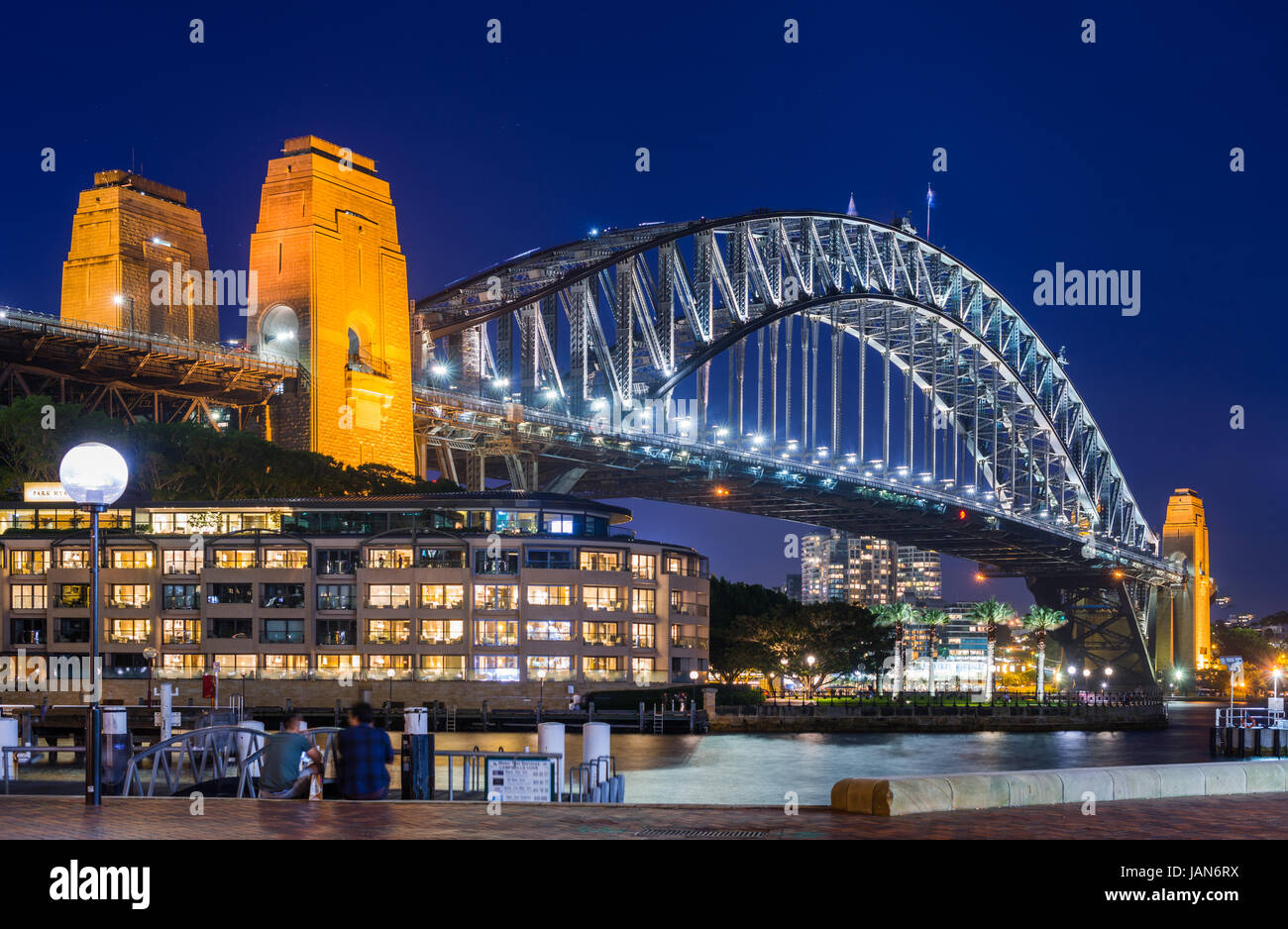 Il Ponte del Porto di Sydney con Hyatt Park Hotel al tramonto. Sydney, NSW, Australa. Foto Stock