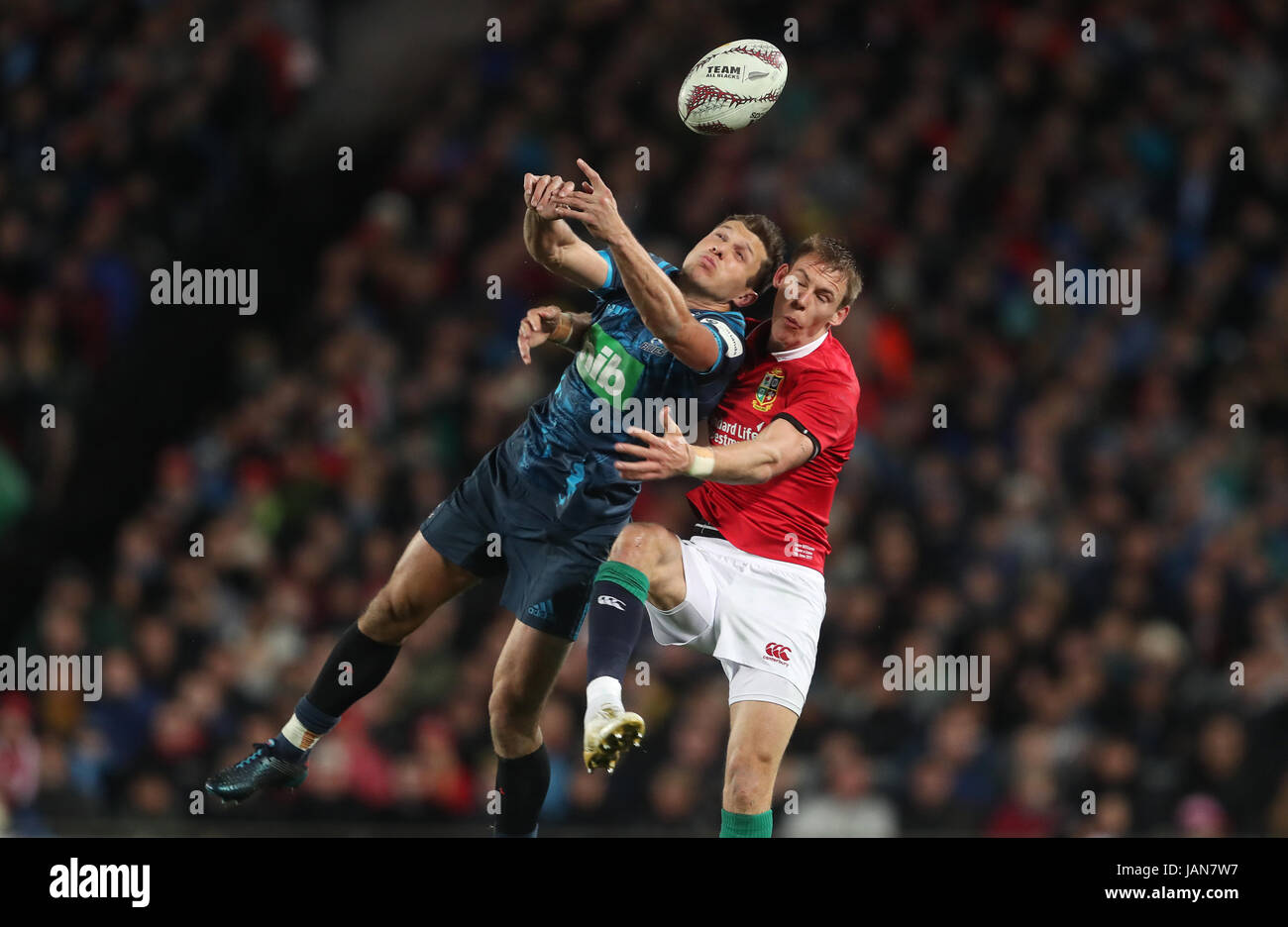 Liam Williams dei Lions britannici e irlandesi affronta Matt Duffie dei Blues in aria, dando luogo a un sin bin, durante il tour match all'Eden Park di Auckland. PREMERE ASSOCIAZIONE foto. Data immagine: Mercoledì 7 giugno 2017. Vedere la storia di PA RUGBYU Lions. Il credito fotografico dovrebbe essere: David Davies/PA Wire. Foto Stock