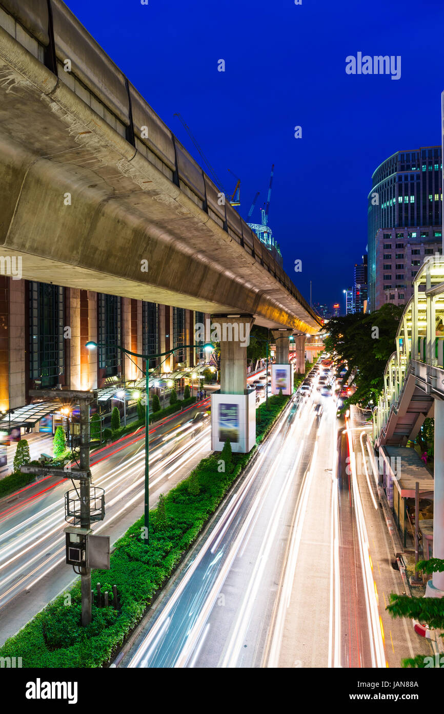 Il traffico di Bangkok autostrada di notte Foto Stock
