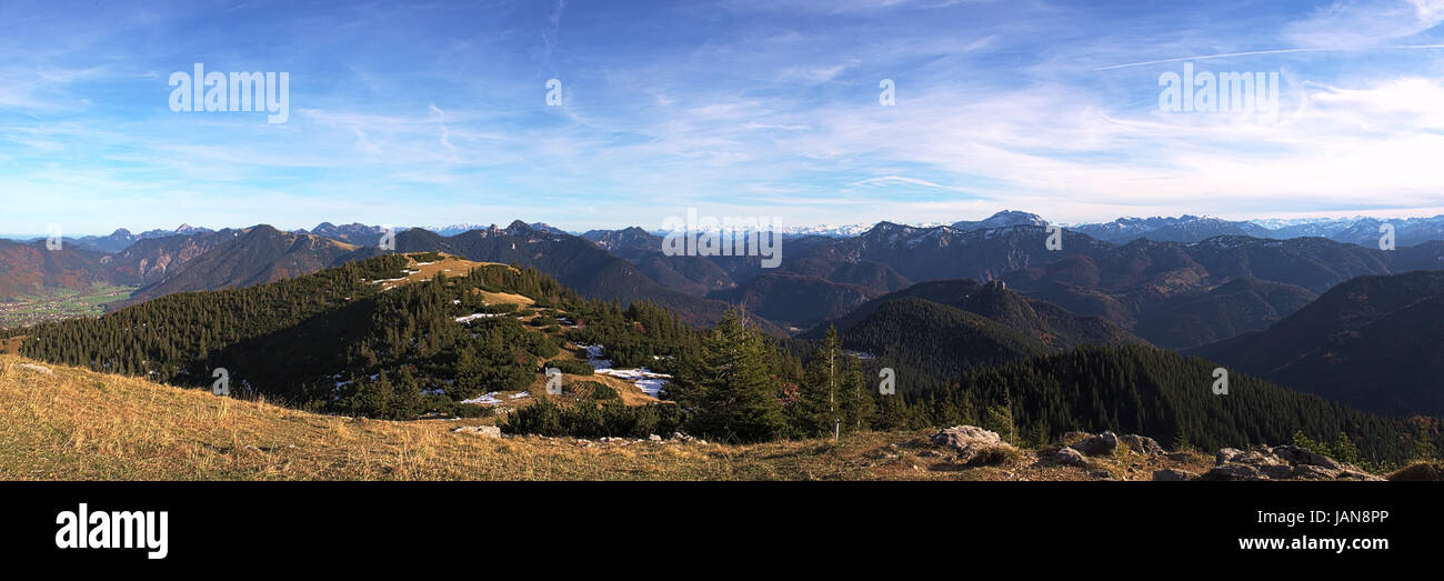 Vista panoramica dal Hirschberg vicino a Tegernsee oltre il tedesco e Alpi austriache Foto Stock