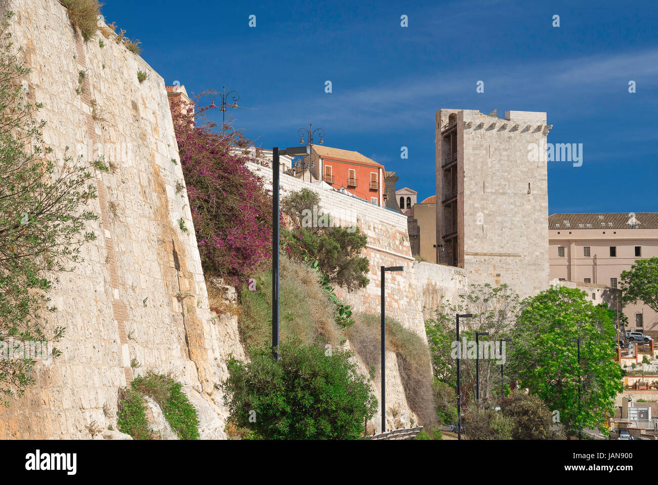 Castello di Cagliari, vista delle mura medievali che circondano il centro storico quartiere di Castello con la Torre dell'Elefante nella distanza, Cagliari, Sardegna. Foto Stock