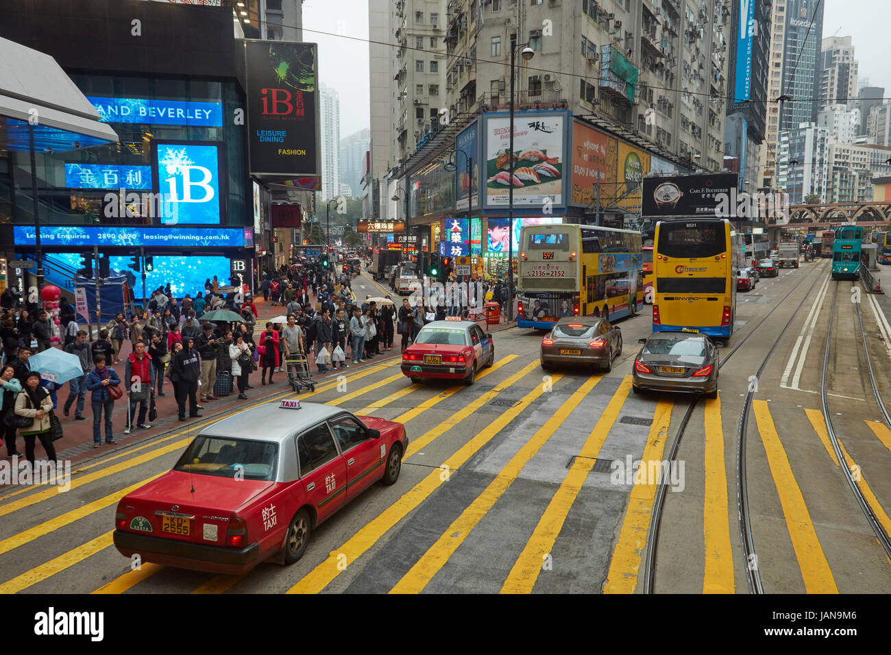 Pedoni e traffico, Hennessy Road, la Causeway Bay di Hong Kong Island, Hong Kong, Cina Foto Stock