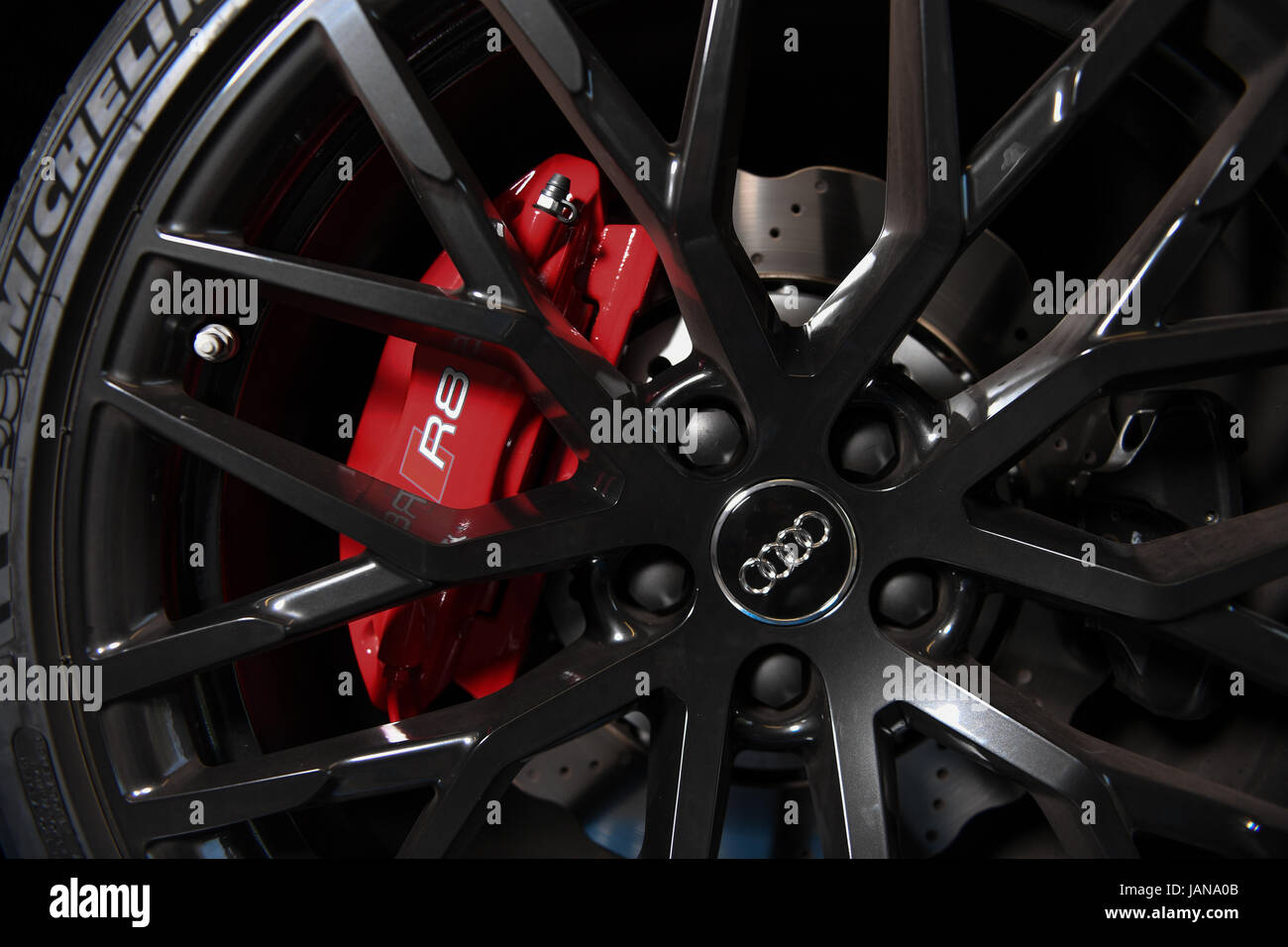 Audi R8 close up di ruote e freni in ceramica Foto Stock