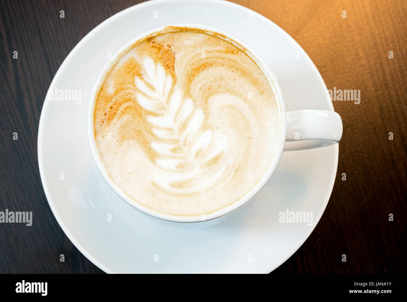 Tazza di caffè latte macchiato con Christms simbolo di albero Foto Stock