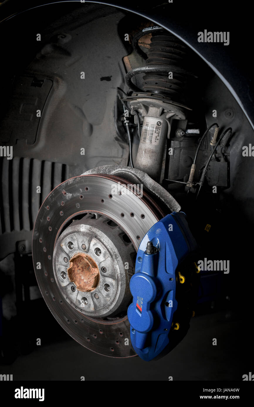 Cambiamento del freno sulla BMW M3 a personalizzato sport freni Foto Stock