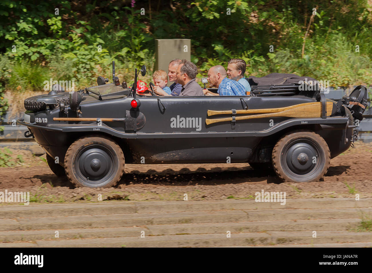 VW Typ 128 Schwimmwagen all evento Militracks Foto Stock