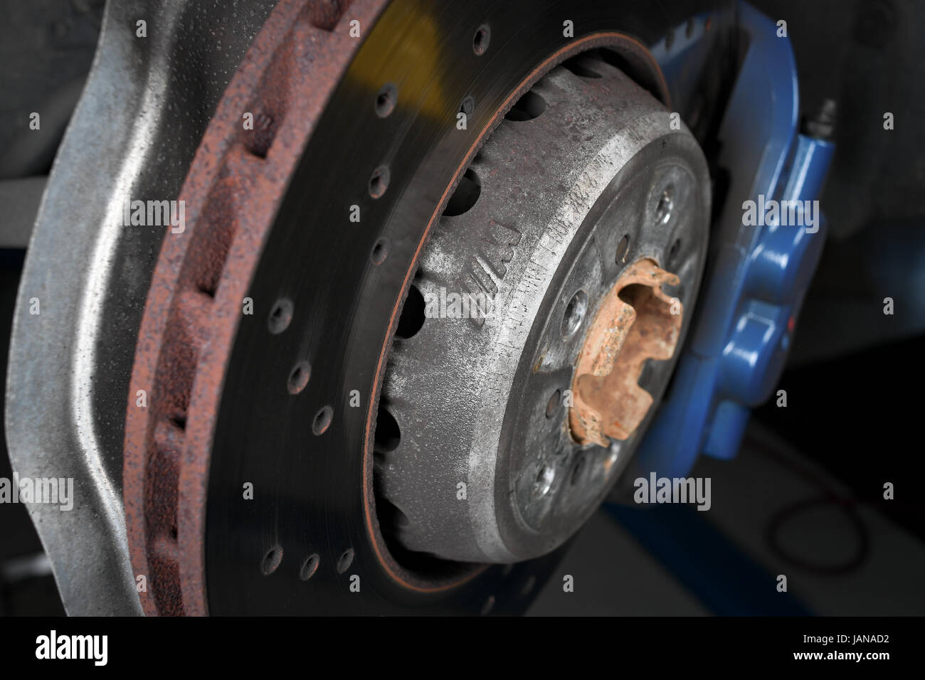 Cambiamento del freno sulla BMW M3 a personalizzato sport freni Foto Stock