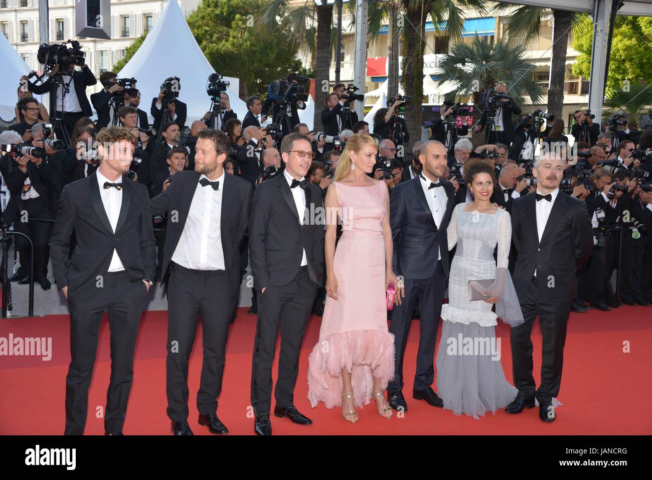 Uma Thurman e i membri della giuria "Un Certain Regard": Joachim Lafosse, Reda Kateb, Mahamed Diab, Karel Och che arrivano sul tappeto rosso per il settantesimo Cannes Film Festival di Maggio 23, 2017 foto Jacky Godard Foto Stock