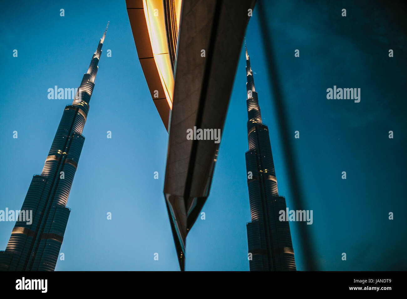La riflessione di Burj Khalifa, Dubai, UAE Foto Stock