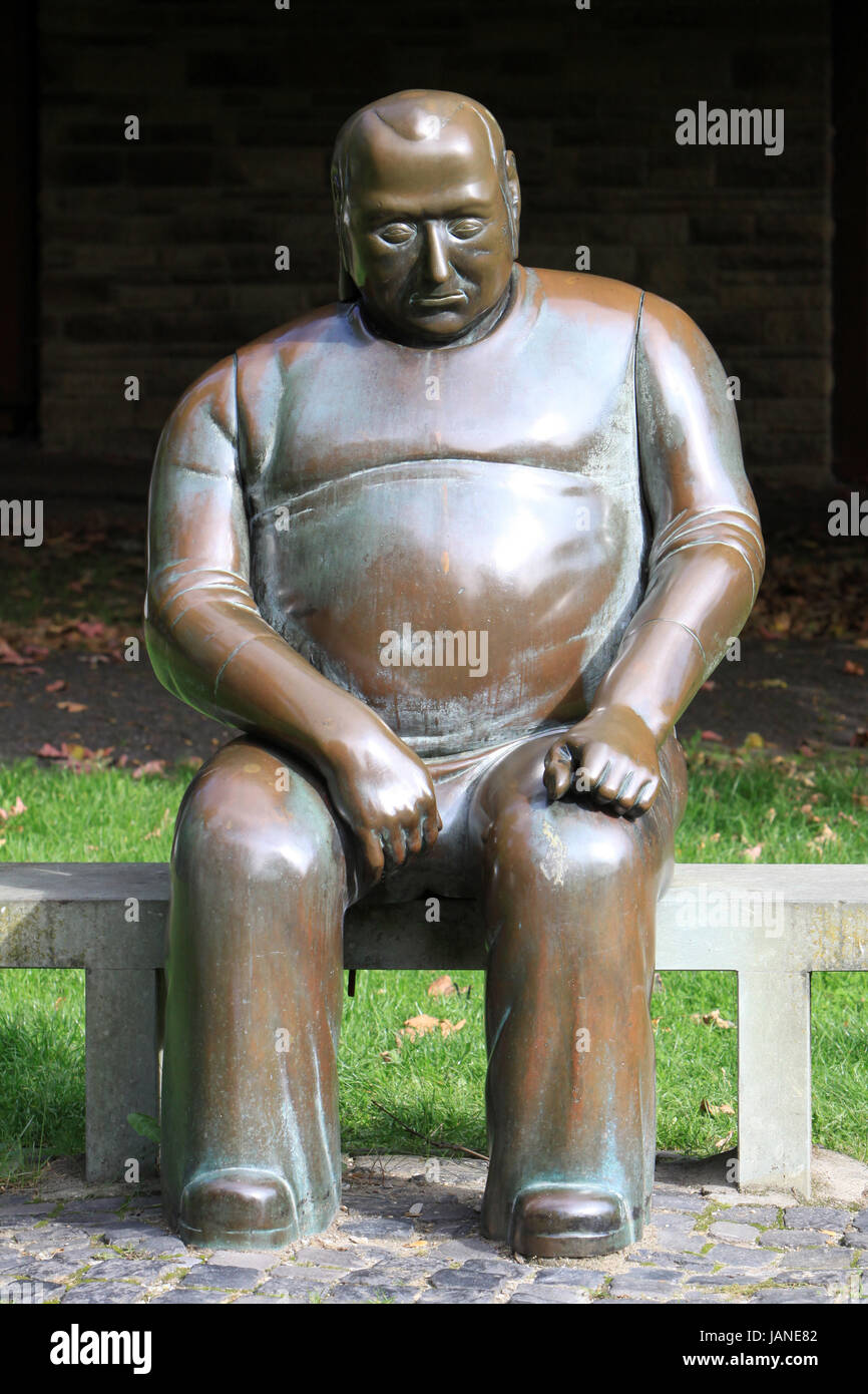 Skulptur Der große Sitzende im Theodor-Heuss-Park, Nordrhein-Westfalen, Deutschland, Soest Foto Stock
