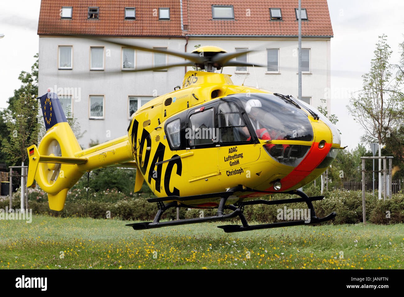 Ein Rettungshubschrauber vom Typ Eurocopter EC 135 der Luftrettung ADAC im Einsatz. Foto Stock