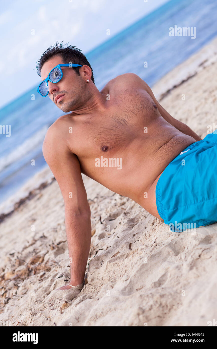 Sportlicher junger mann nel badehose am Strand Urlaub im sommer freizeit lifestyle Foto Stock