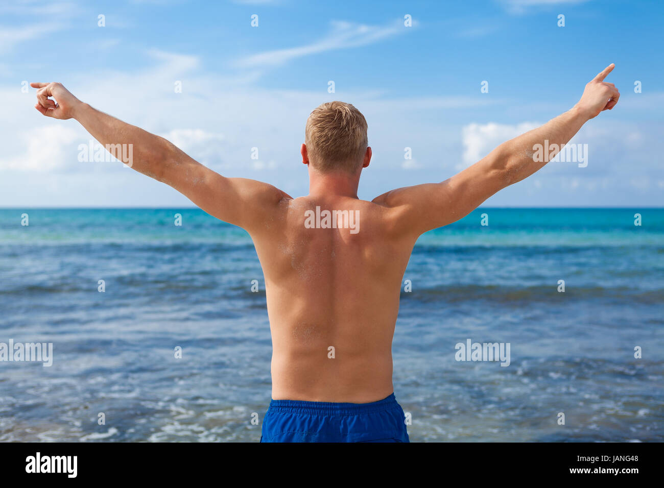 Sportlicher junger mann nel badehose am Strand Urlaub im sommer freizeit lifestyle Foto Stock