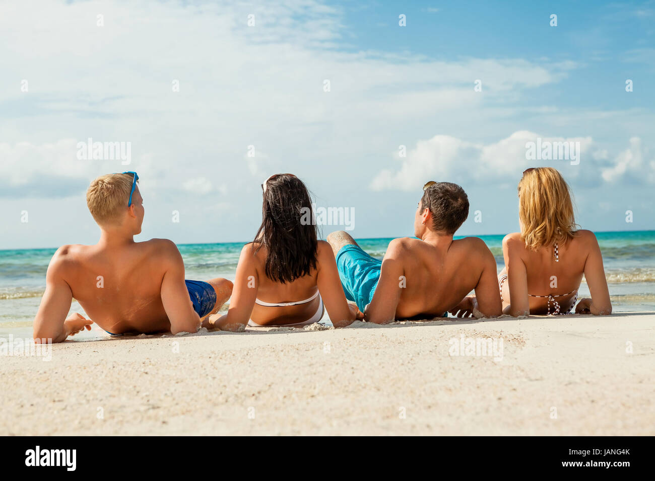 Gruppe lachender junger leute am Strand im sommer urlaub freizeit lifestyle Foto Stock