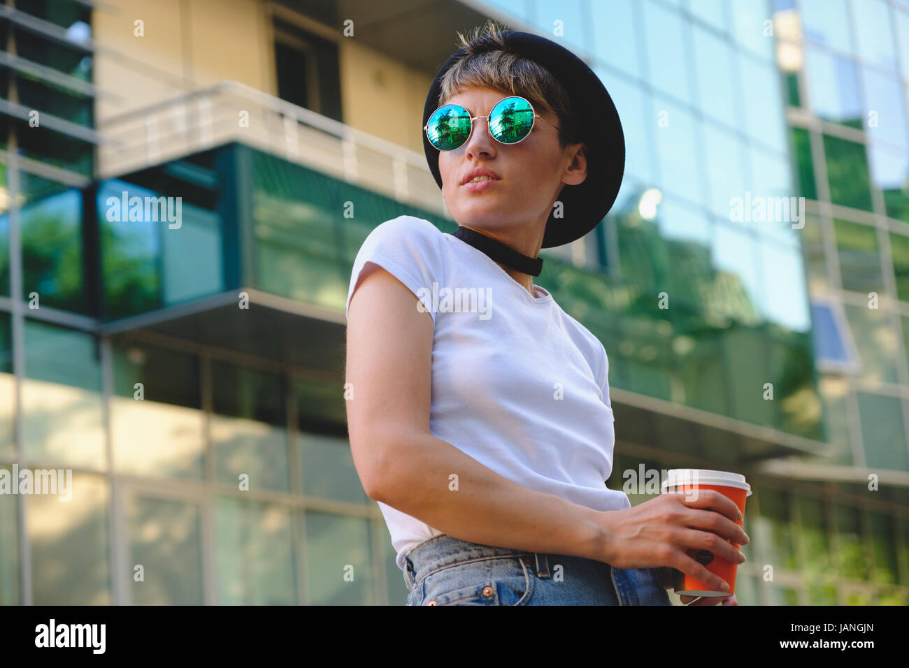 Close up ritratto femminile di hipster con trucco naturale e taglio di capelli corti godendo il tempo libero all'aperto Foto Stock