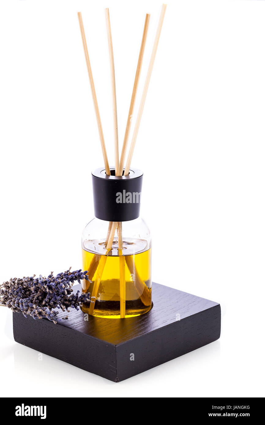 Aromatischer raumduft mit lavendelöl und lavendel zweigen isoliert objekt aromatheraphie Foto Stock