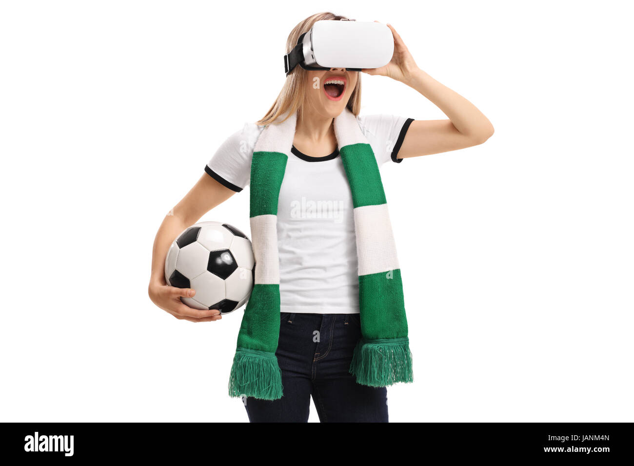 Emozionato tifoso di calcio usando un auricolare VR isolati su sfondo bianco Foto Stock