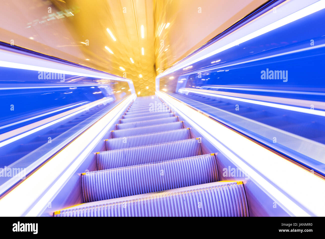 Il movimento di riduzione del corridoio escalator Foto Stock
