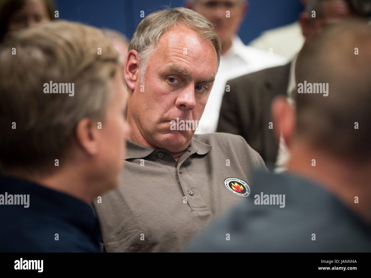 Stati Uniti Il Segretario degli Interni Ryan Zinke, è informato circa il 2017 Fire stagione previsioni, dal National interagenzie Centro antincendio Multi-Agency Gruppo di coordinamento a livello nazionale tra le agenzie del centro di fuoco grande bacino facility Giugno 2, 2017 a Boise, Idaho. Foto Stock