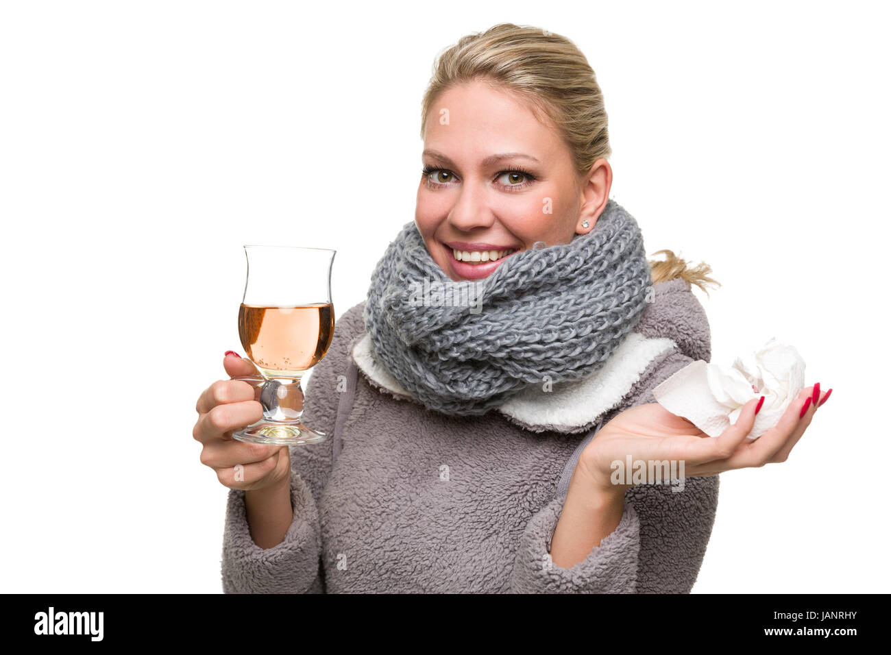 Junge Frau hat den Schnupfen mit bekämpft Tee und hält froh das letzte Taschentuch hoch Foto Stock