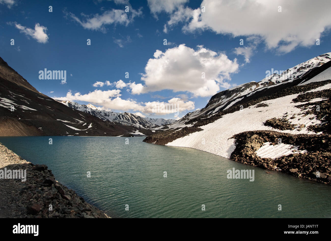 Bella drammatico paesaggio di neve montagne e lago ad alta altitudine nel duro ambiente dell'Himalaya indiano sulla Manali a Leh road Foto Stock