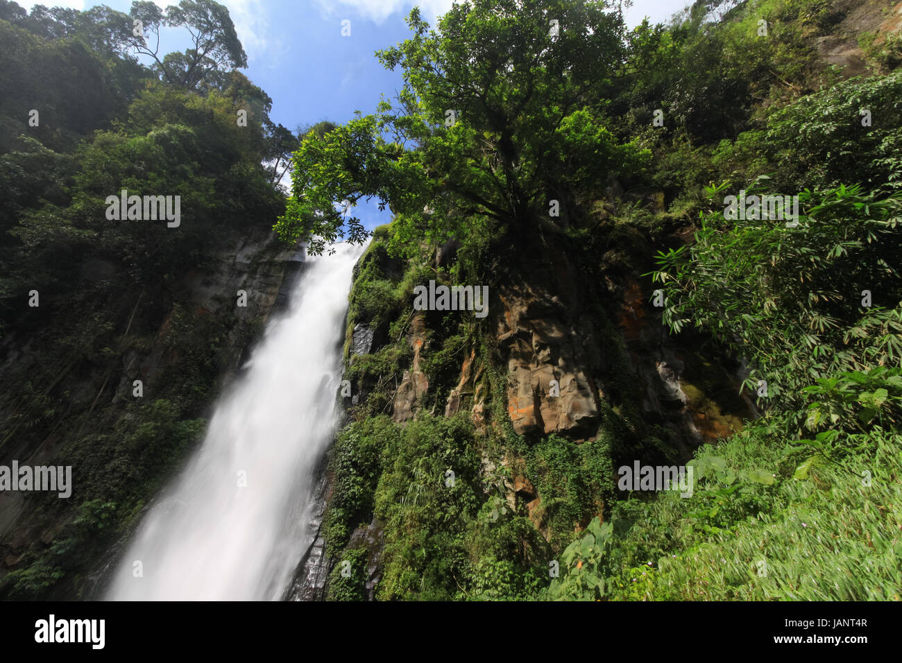 Classic cascate presso la splendida cascata Sikulikap con alberi e vegetazione tropicale crescente fuori da una scogliera rocciosa faccia nel Karo Highlands Foto Stock