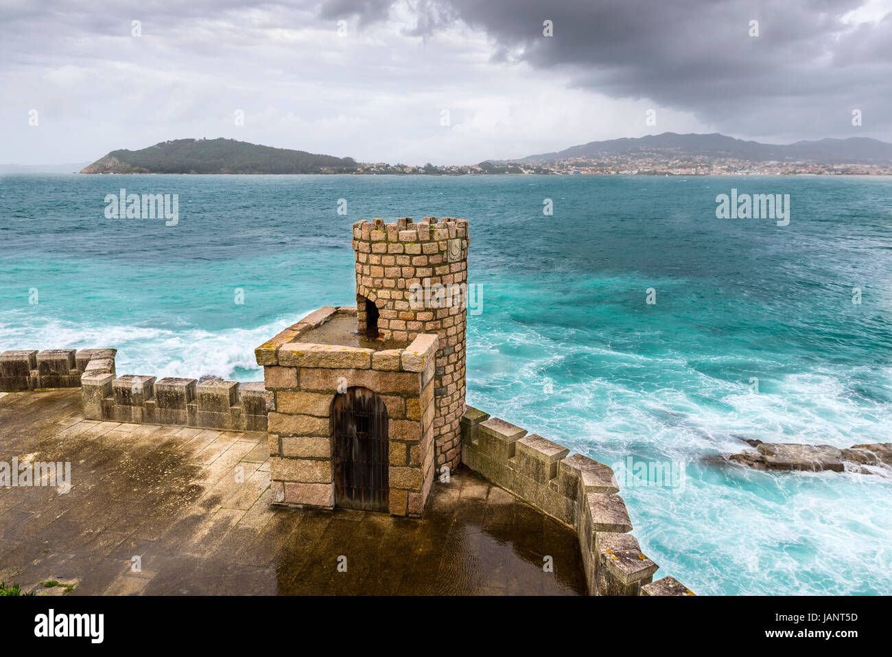 Torre difensiva della fortezza di Monterreal, in Baiona, Galizia, Spagna. Mura di cinta precinted fu costruito tra il 11° e 17° secolo. Foto Stock