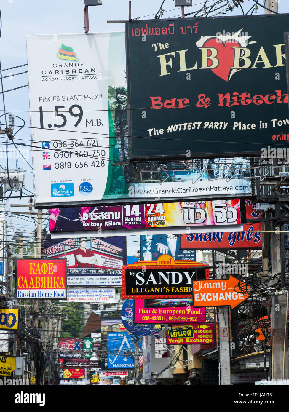 Il Neon signsn al famigerato Walking Street a sud di Pattaya, Chonburi Provincia in Thailandia, durante le ore diurne. Foto Stock