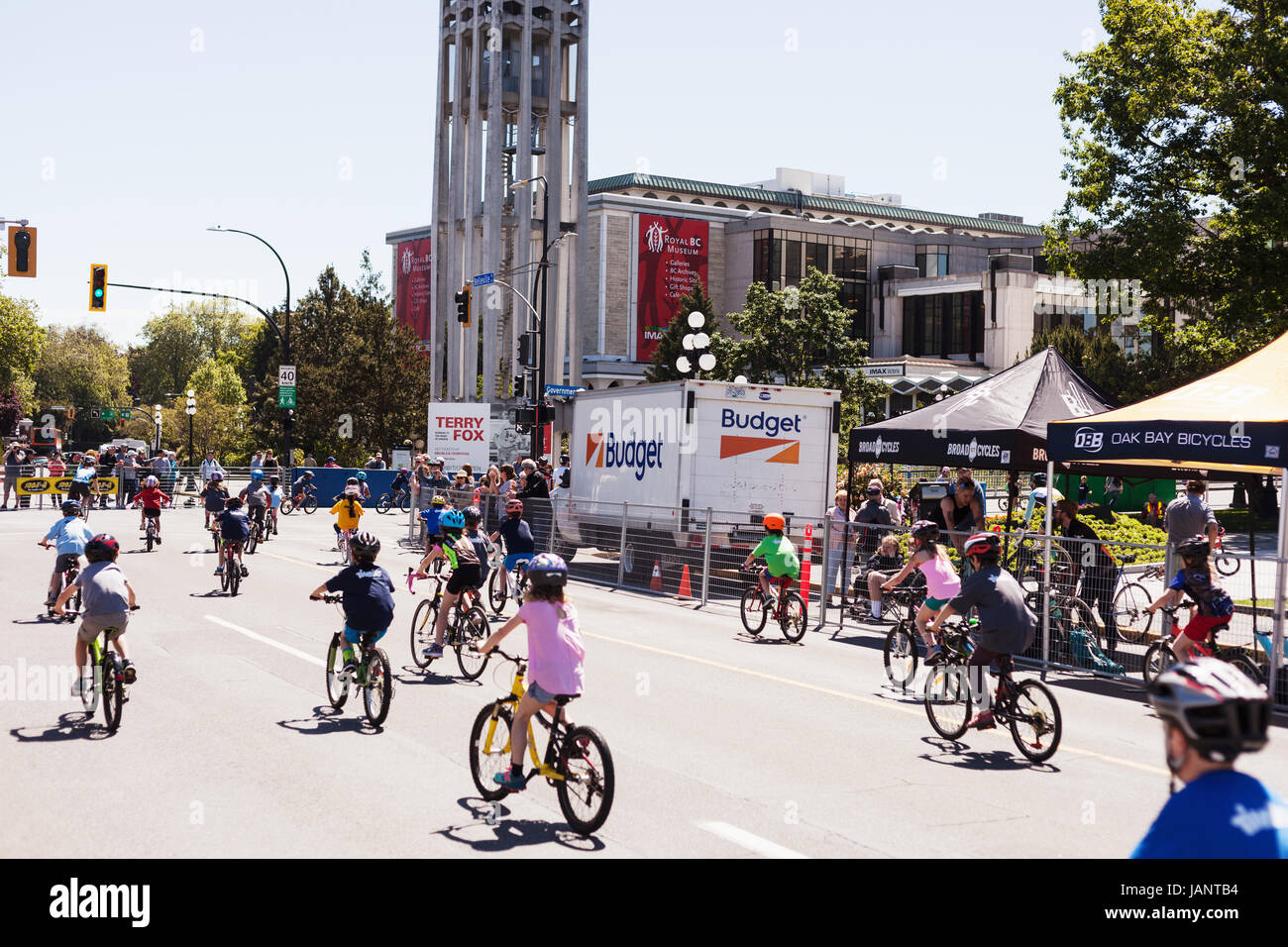 Bambini Escursioni in bicicletta a Victoria serie ciclismo bike rally, centro di Victoria, BC. Foto Stock