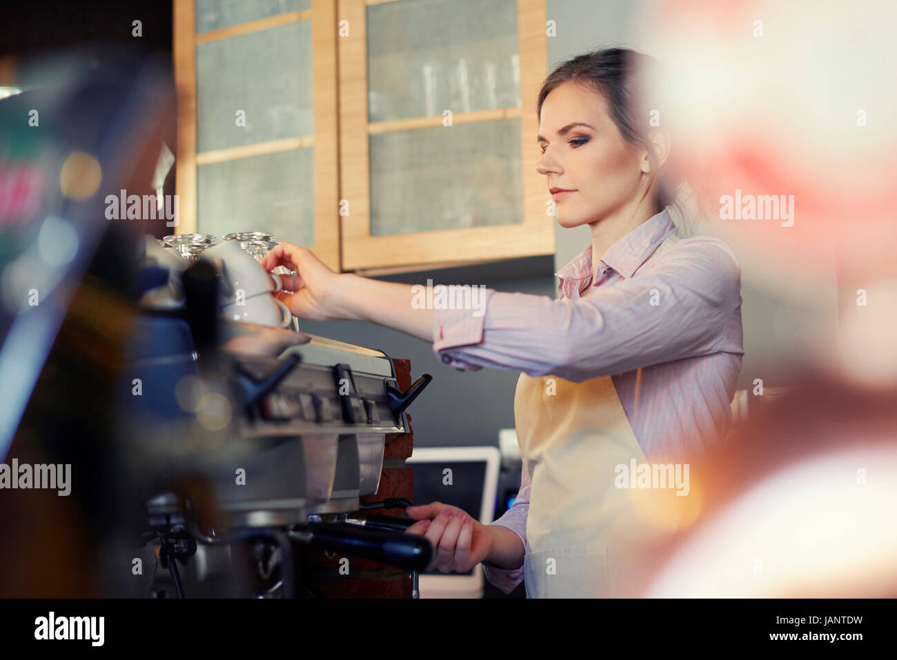 Femmina barista che serve caffè al cliente Foto Stock