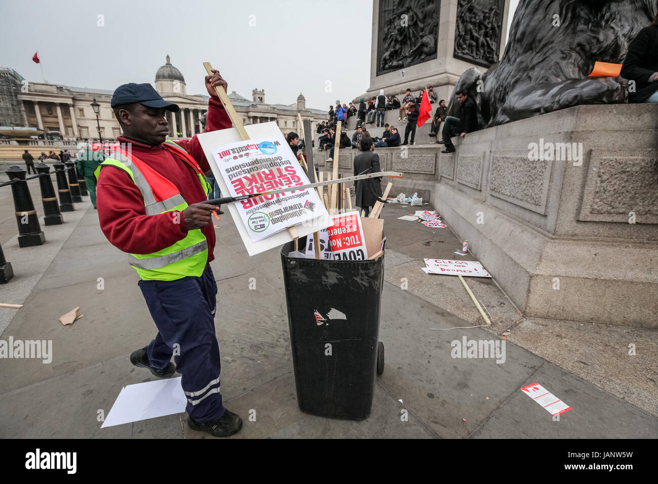 Protesta Anti-Cuts vede oltre 250.000 manifestanti marzo a Londra per opporsi alla coalizione di governo di tagli della spesa pubblica. Foto Stock