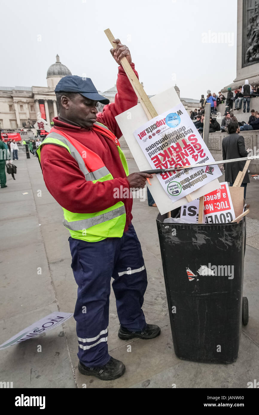 Protesta Anti-Cuts vede oltre 250.000 manifestanti marzo a Londra per opporsi alla coalizione di governo di tagli della spesa pubblica. Foto Stock