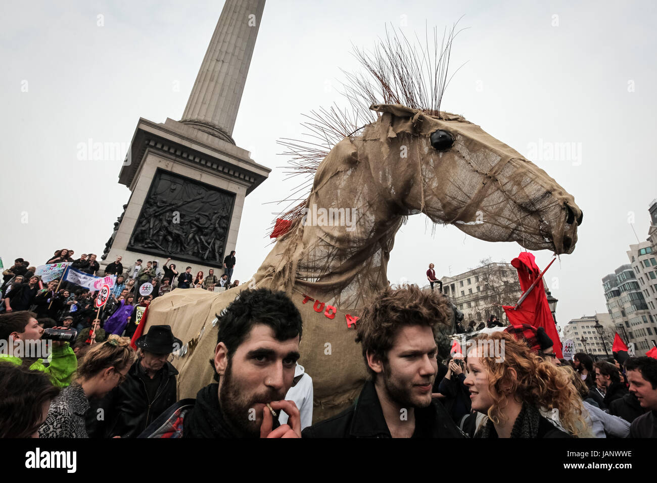 Protesta Anti-Cuts vede oltre 250.000 manifestanti marzo a Londra per opporsi alla coalizione di governo di tagli della spesa pubblica. Foto Stock