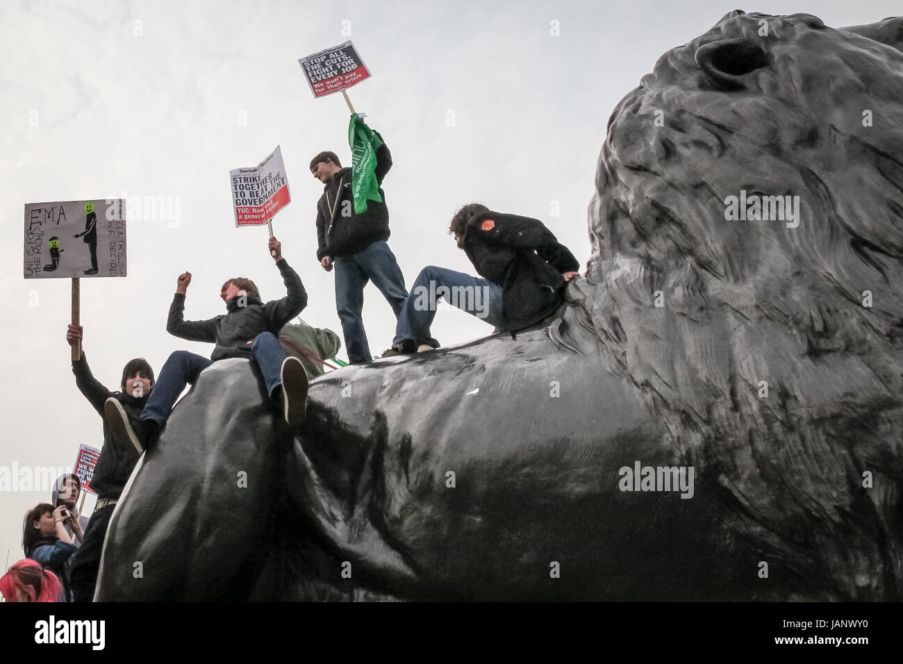 Protesta Anti-Cuts vede oltre 250.000 manifestanti marzo a Londra per opporsi alla coalizione di governo di tagli della spesa pubblica. Foto Stock