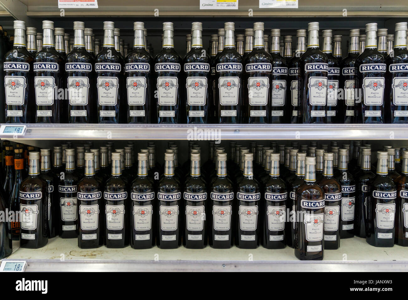 Bottiglie di Ricard per la vendita in un supermercato francese. Foto Stock