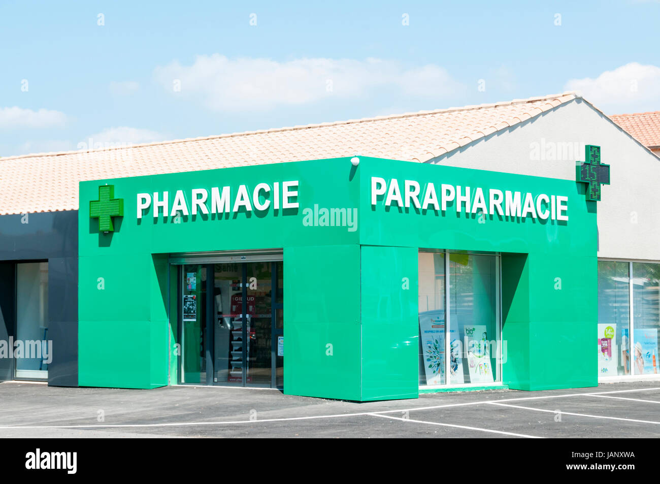 Un Francese Pharmacie e Parapharmacie. Una farmacia è lo stesso come un chimico o farmacia & un parapharmacie vende non gli elementi di prescrizione. Foto Stock