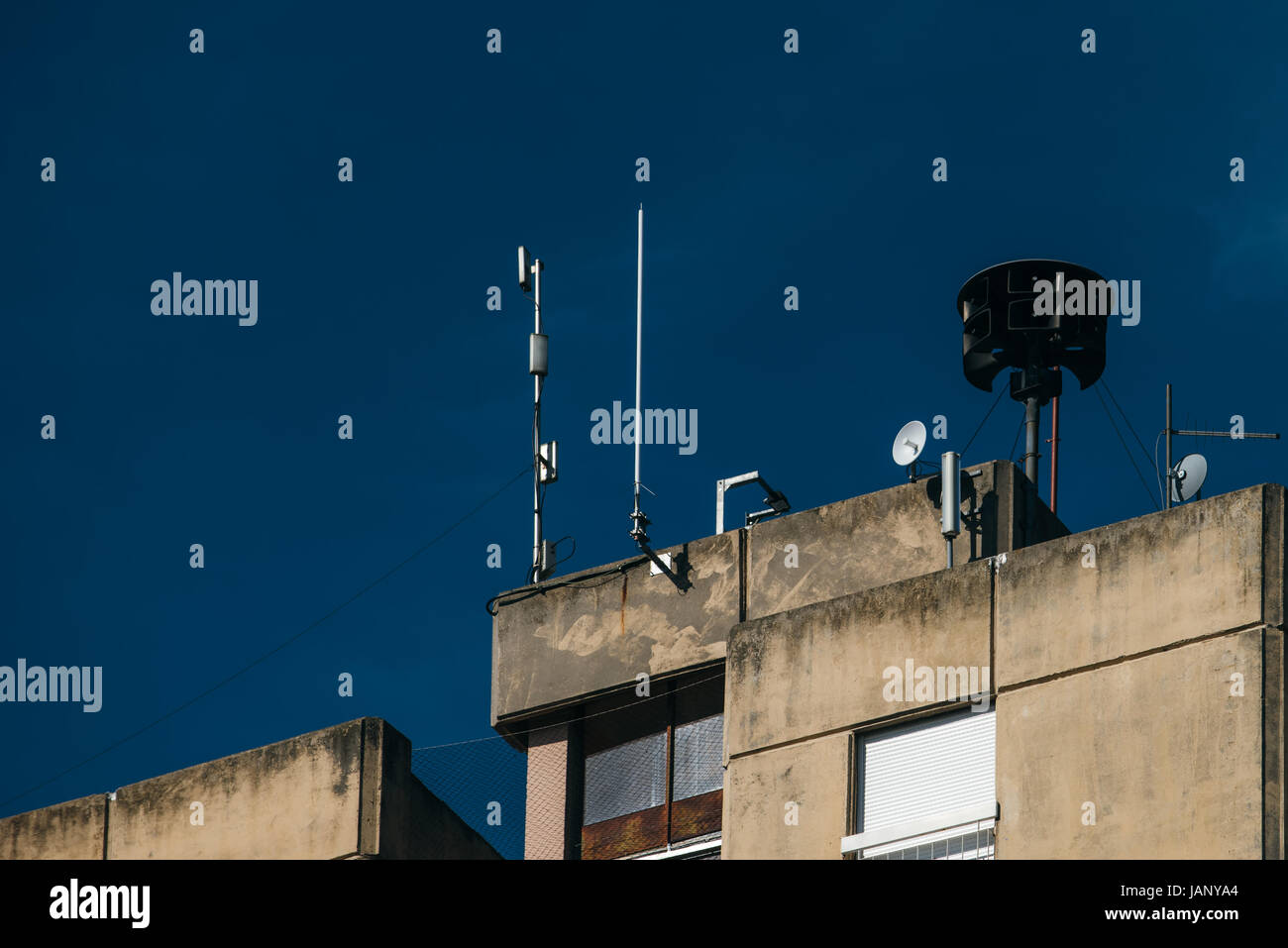 Difesa civile sirena sulla parte superiore dell edificio di appartamenti, noto anche come air raid siren, fornisce la segnalazione di emergenza di avvicinarsi al pericolo come tornado Foto Stock