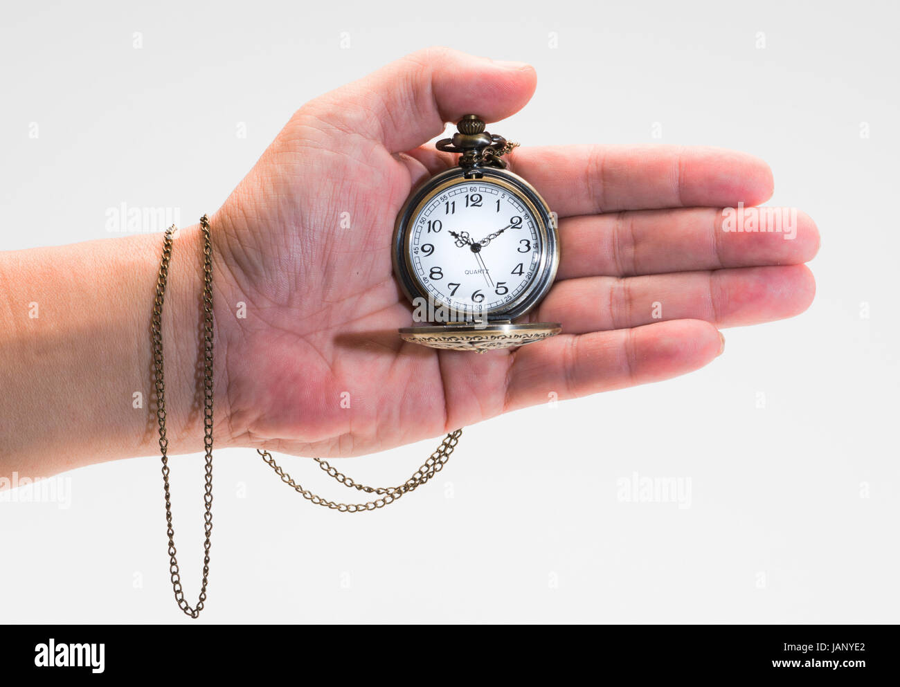 Orologio da tasca in mano sullo sfondo bianco Foto Stock