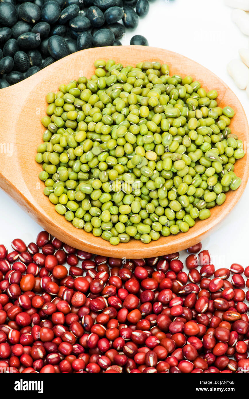 Varietà di Fagioli con un cucchiaio di legno Foto Stock