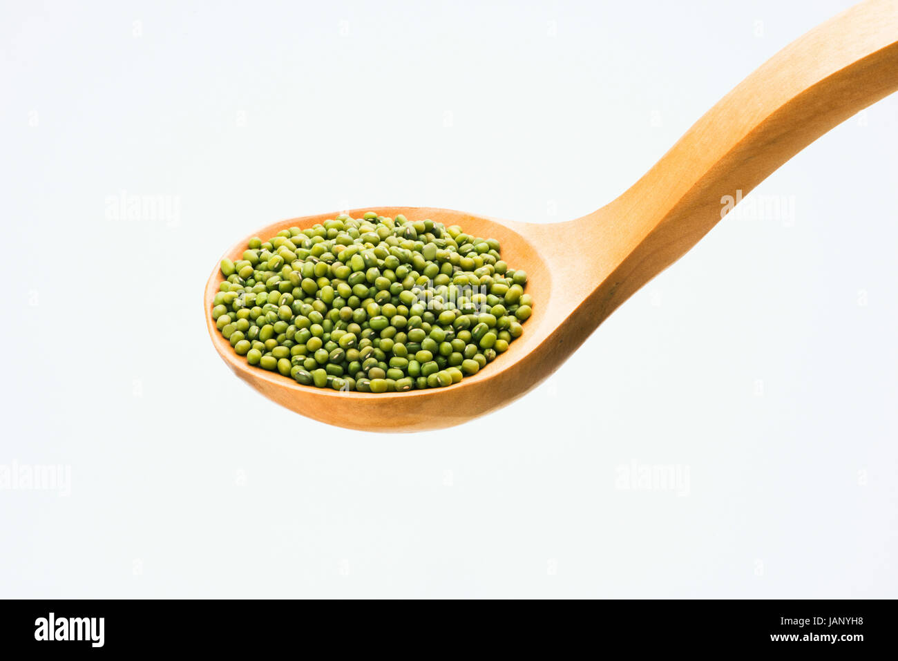 Fagioli verdi in un cucchiaio di legno Foto Stock