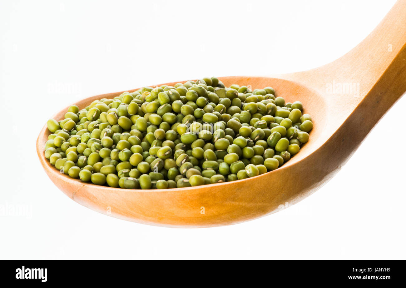 Fagioli verdi in un cucchiaio di legno Foto Stock