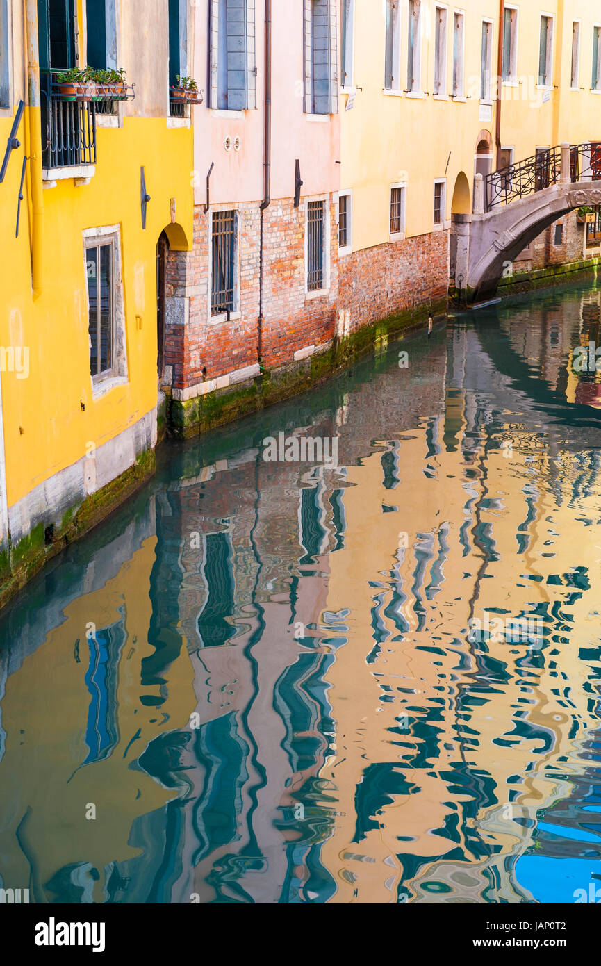 Scenic vista al tramonto del colorata architettura veneziana con ponte sul tranquillo canale di Venezia Italia Foto Stock