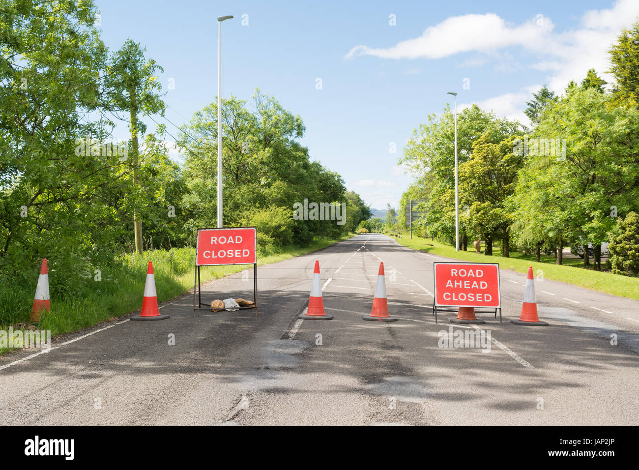 Strada chiusa e Strada chiusa indicazioni su un81 vicino stazione Balfron, Stirlingshire, Scotland, Regno Unito Foto Stock