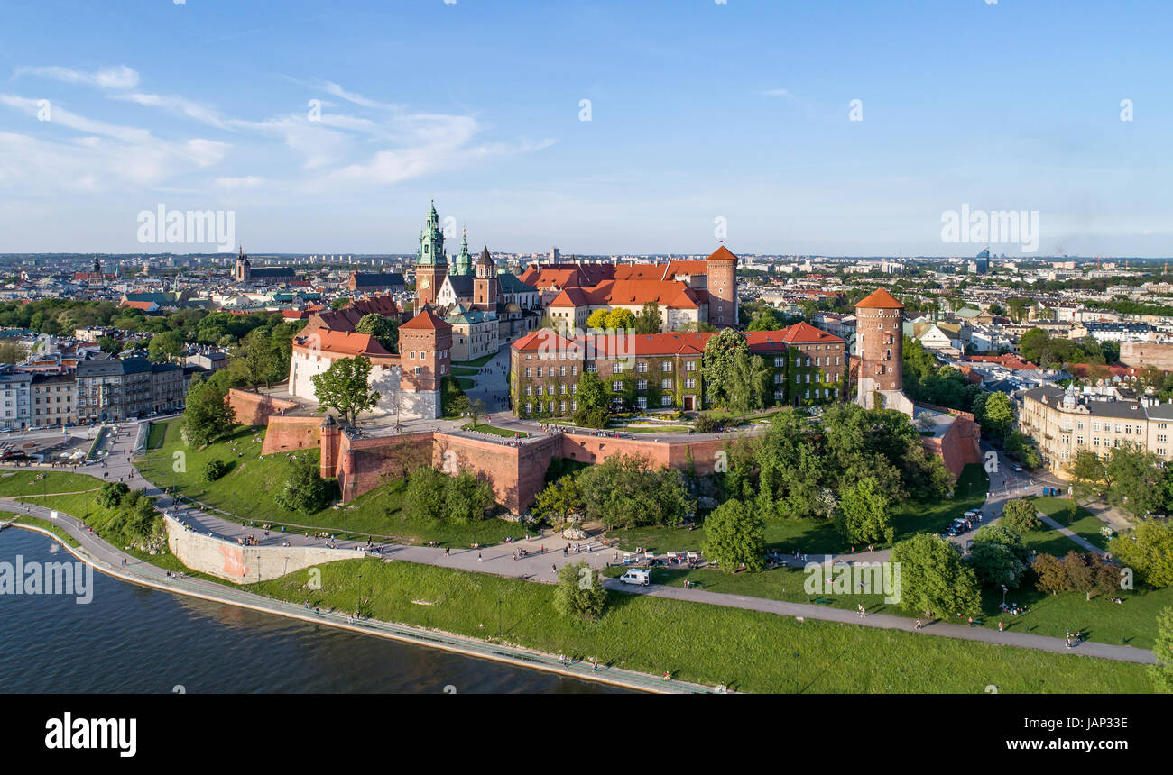 Cracovia in Polonia. Dalla collina di Wawel storico con il castello reale e la cattedrale, il fiume Vistola, parco e persone a piedi. Vista aerea al tramonto. Foto Stock