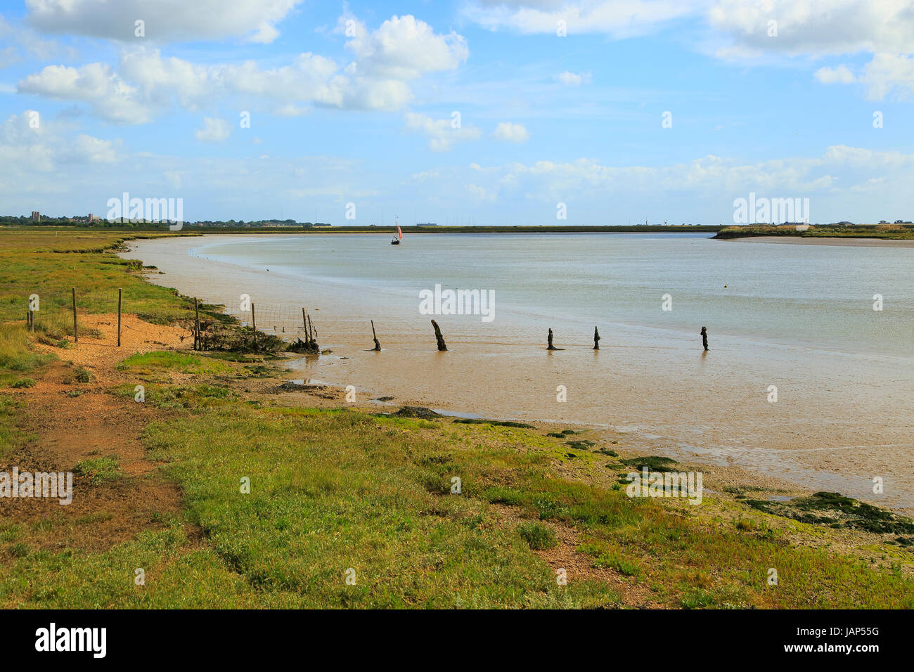 Fiume sale minerale marsh il paesaggio costiero, Boyton, Suffolk, Inghilterra, Regno Unito vista distante a Orford Foto Stock